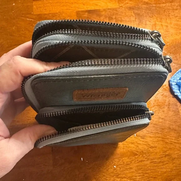 Wrangler blue/ Black Leather Crossbody Wallet - Picture 4 of 8